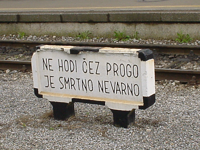 012_Überschreiten der Gleise verboten