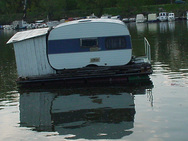 049_Wohnwagenhausboot