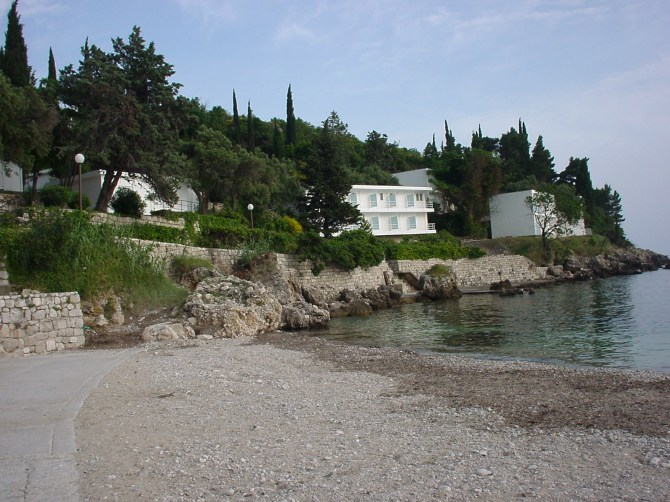 011_Teil unseres Hotelstrandes mit feinem Kies