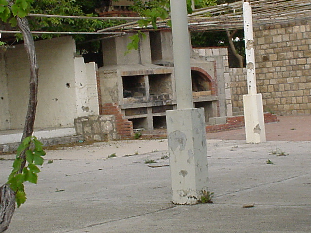 012_Ehemalige Pizzeria ist die einzige Ruine des Dorfes