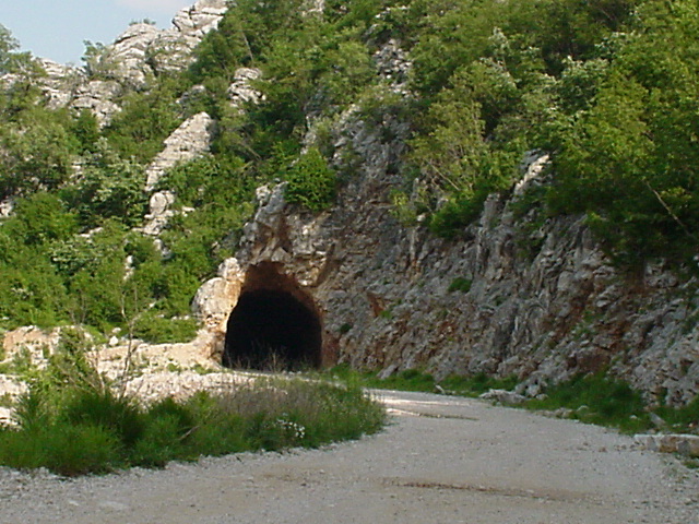 100_Bergstrasse mit Tunnel YU