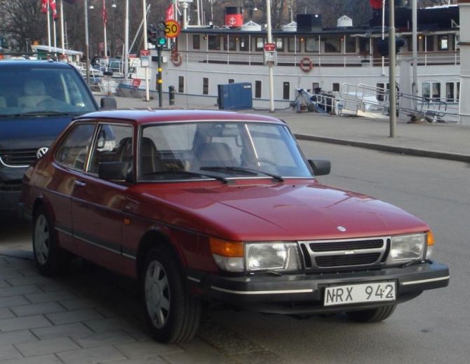 Noch mit dem alten Kennzeichen mitten in Stockholm. Die hässlichen Plastikfelgendeckel mussten als erstes weg