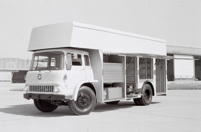 Werkzeugwagen der Swissair am Flughafen Zürich-Kloten