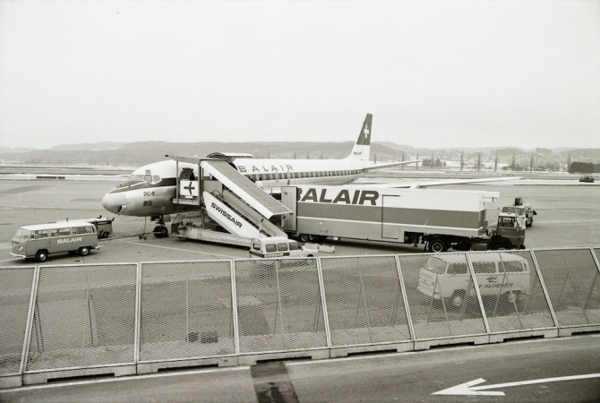 Douglas DC-8 der Balair mit Spezialfahrzeug am Flughafen Zürich-Kloten
