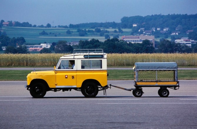 Posttransport auf dem Rollfeld in Zürich-Kloten