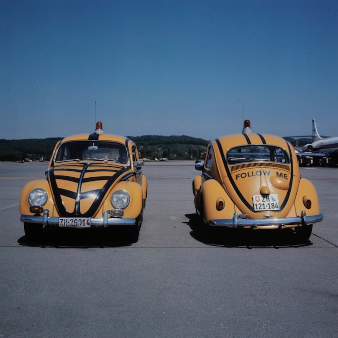 Follow-me-Autos (VW Käfer) am Flughafen Zürich-Kloten