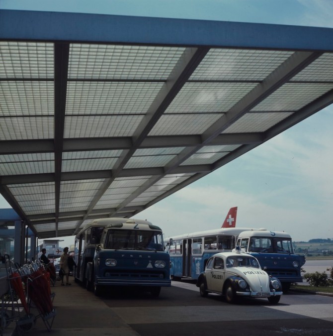 Flughafenbus mit Passagieren am Flughafen Zürich-Kloten