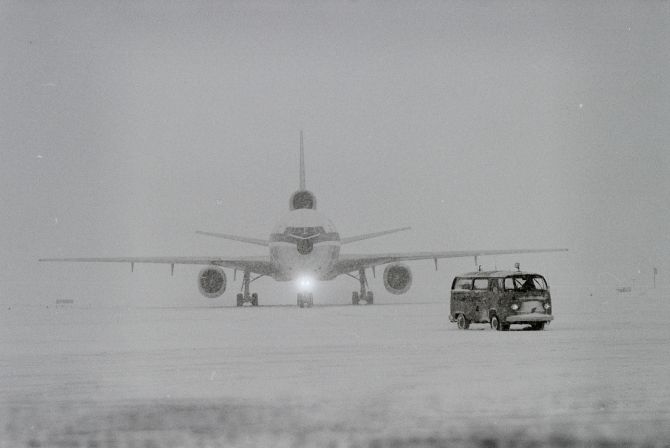 Swissair-Maschine am Flughafen Zürich-Kloten im Winter