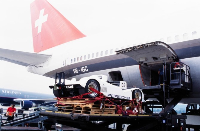 Autoverlad in die Boeing 747-357 Combi, HB-IGC "Bern" in Zürich-Kloten