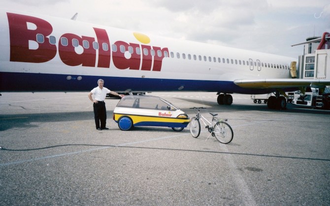 Elektrofahrzeug und Fahrrad der Balair am Flughafen Zürich-Kloten