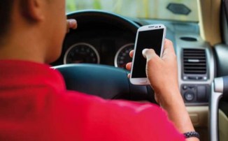 Handy-am-Steuer-480x298