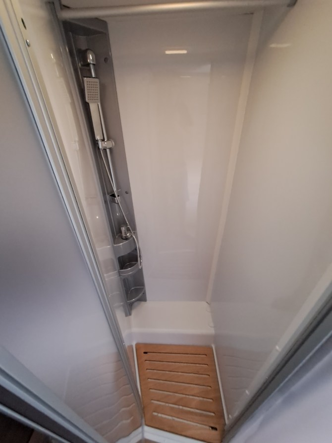 Keine Regenwald-Schwalldusche. Aber: works as designed